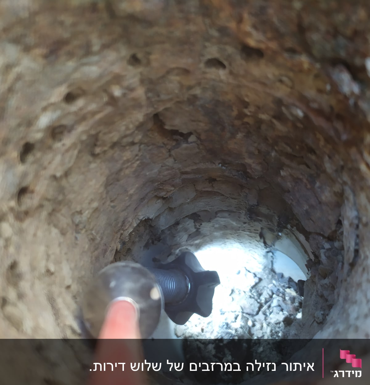 מכשיר בדיקת נזילות בתוך צינור חלול